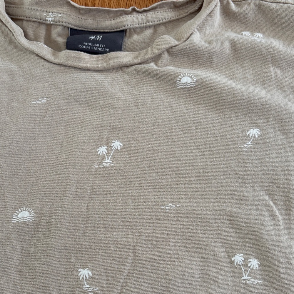 H&M Palm Trees Beige Short Sleeve Tee with White tropical 🏝️ Patterns